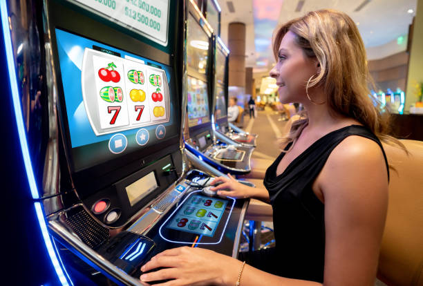 Live blackjack table on emasputihtoto with dealer and multi-camera feed
